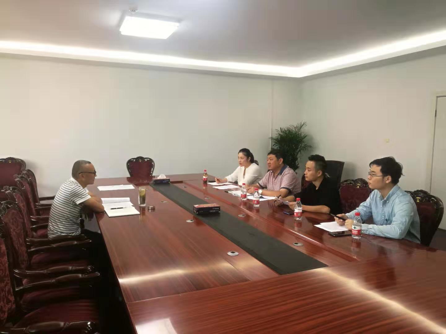為盡快落實公租房運營管理購買服務(wù)，今天上午市安居公司總經(jīng)理陶永午與中標(biāo)單位建設(shè)銀行建信公司就合同簽訂、人員配備和介入管理事宜進(jìn)行商談。.jpg