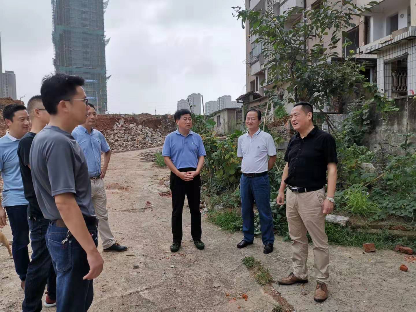 為加快方家沖、造紙廠和桂花園新安置區(qū)建設，2019年9月5日下，市城建集團總經(jīng)理衛(wèi)民陪同市政府副秘書長劉陳寅深入項目建設現(xiàn)場，調(diào)度推進安置區(qū)征遷工作.jpg