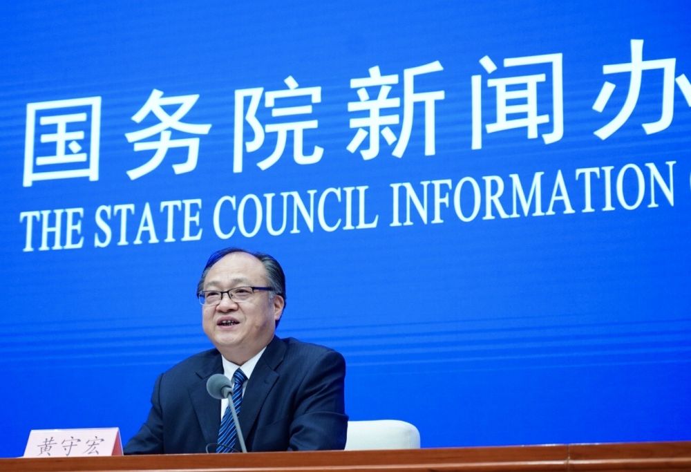 5月22日，國(guó)務(wù)院新聞辦邀請(qǐng)政府工作報(bào)告起草組負(fù)責(zé)人、國(guó)務(wù)院研究室主任黃守宏解讀政府工作報(bào)告有關(guān)情況。新華社記者　陳建力　攝