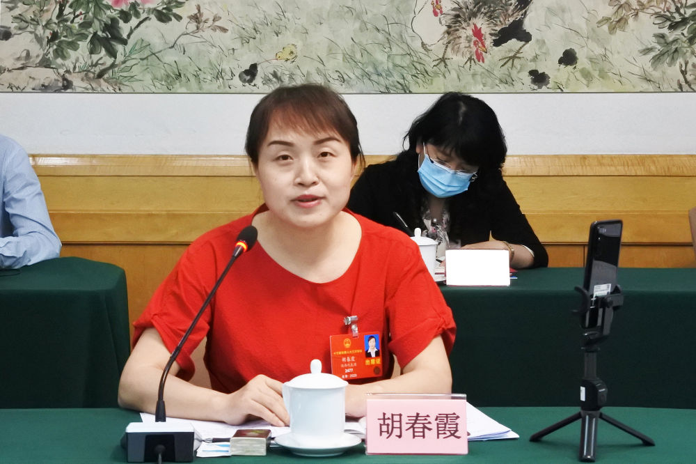 5月23日，全國(guó)人大代表胡春霞在參加分組審議政府工作報(bào)告時(shí)發(fā)言。新華社記者　吳雨　攝