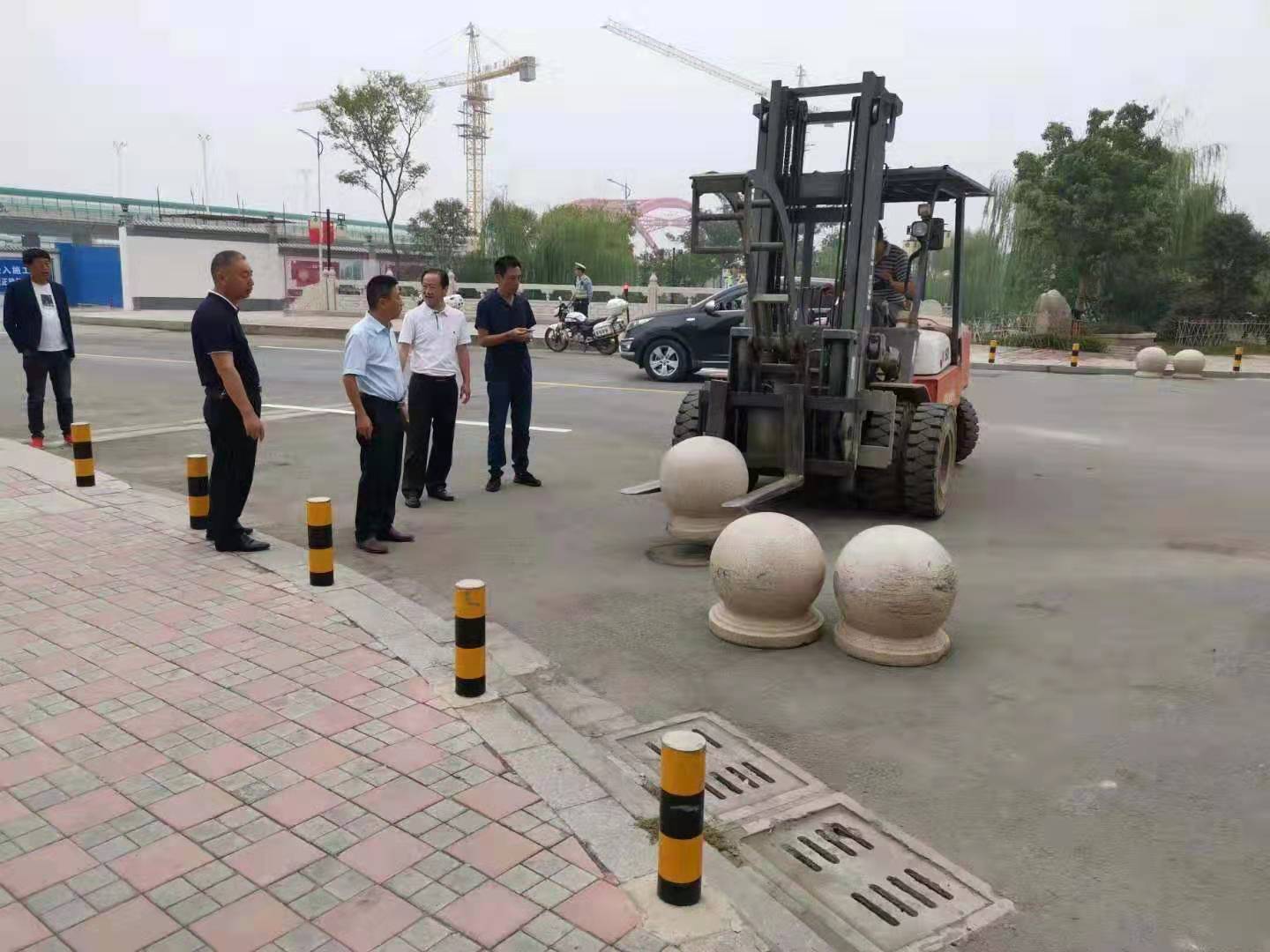 為向新中國(guó)成立七十周年獻(xiàn)禮，市城建集團(tuán)攻堅(jiān)克難，實(shí)現(xiàn)了北門(mén)棚改區(qū)域民生路10月1日零時(shí)順利通車(chē)。國(guó)慶假期，市城建集團(tuán)堅(jiān)持做好一線(xiàn)工作，在與交警部門(mén)共同做好民生路通車(chē)保障工作外，抓細(xì)節(jié)，抓落實(shí)，確保其他各項(xiàng)工作有序推進(jìn)。.jpg